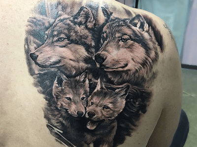 Семья волков на спине. Реализм, Tattooformat