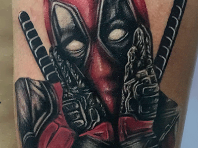 татуировка на плече Deadpool