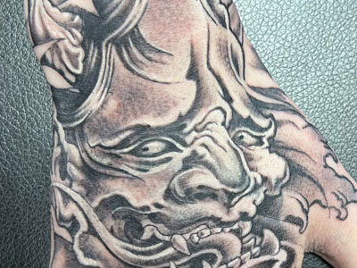 Маска Ханья на кисти. Японский фольклор, студия Tattooformat