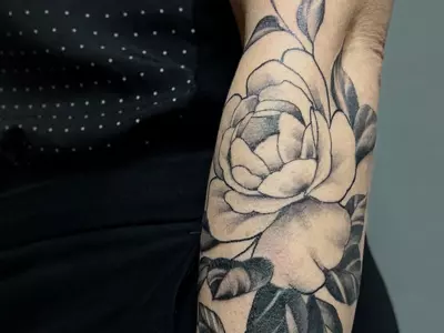 Пион на предплечье. Акварельная татуировка, Tattooformat